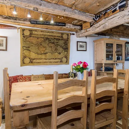 Lantau Cottage: Historic Elizabethan House Very Close To The Holiday home Looe