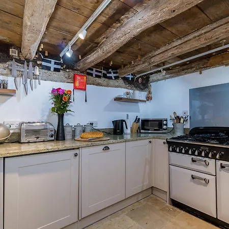 Lantau Cottage: Historic Elizabethan House Very Close To The Looe
