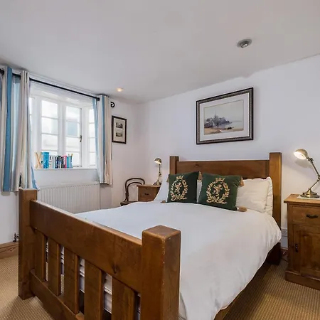 Lantau Cottage: Historic Elizabethan House Very Close To The Holiday home *