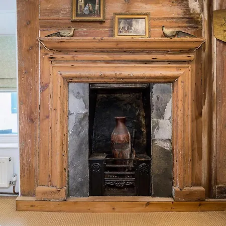 Lantau Cottage: Historic Elizabethan House Very Close To The