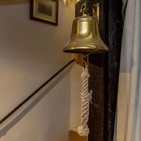 Lantau Cottage: Historic Elizabethan House Very Close To The Holiday home